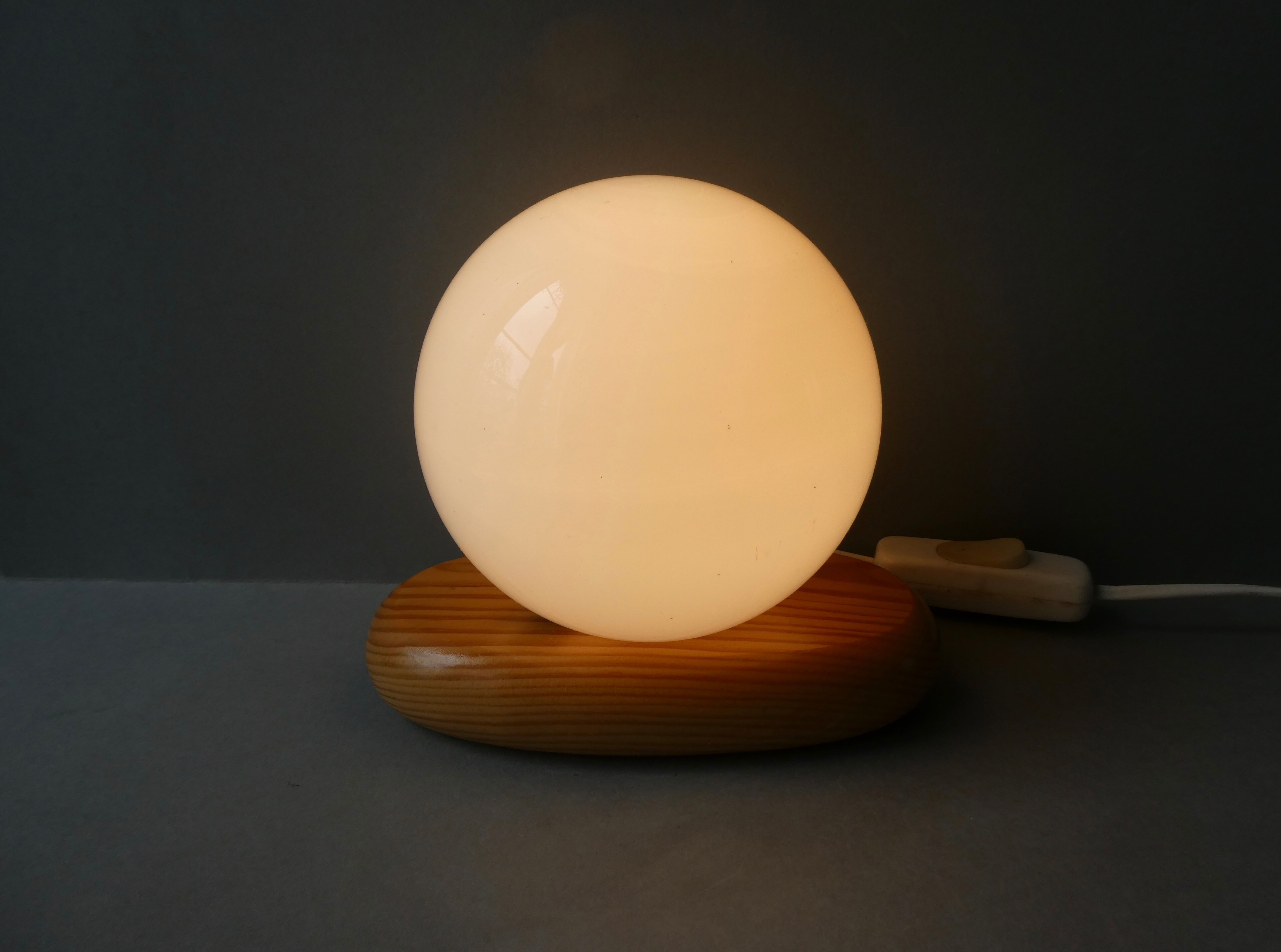 Pine pebble lamp with its opaline, 70s