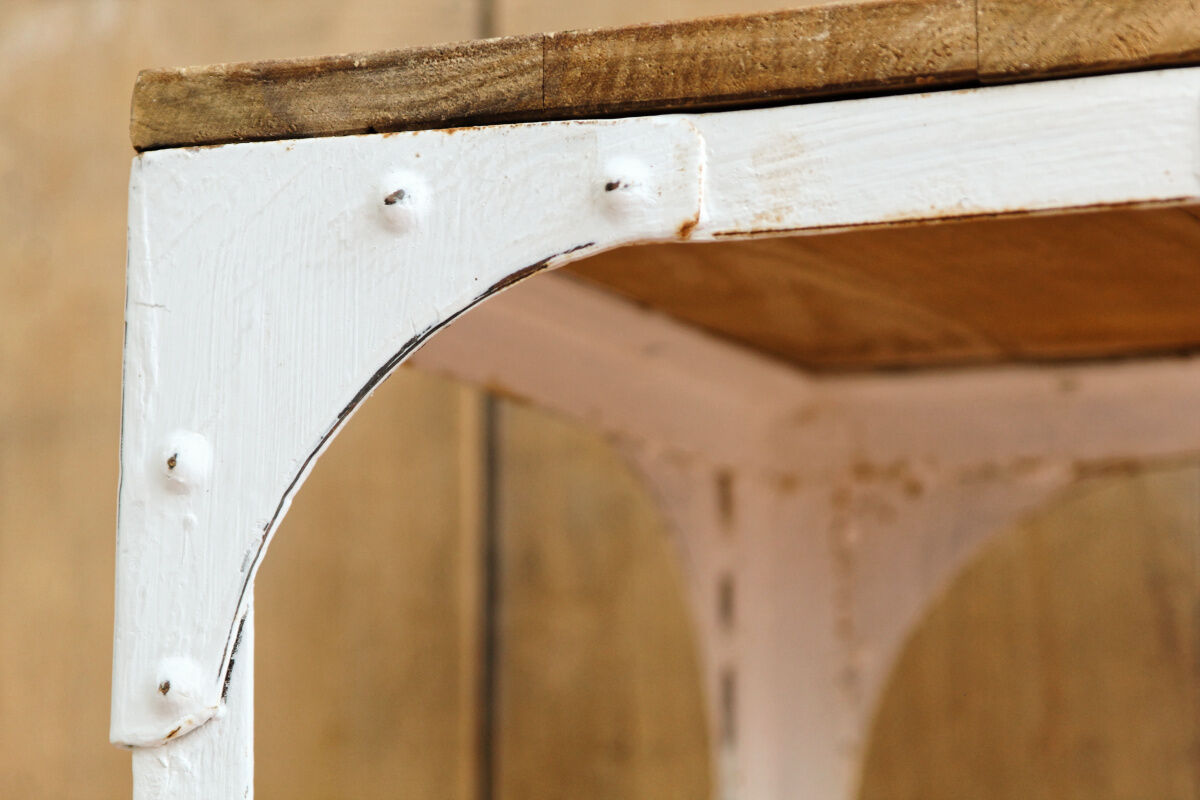 Industrial stele on wheels