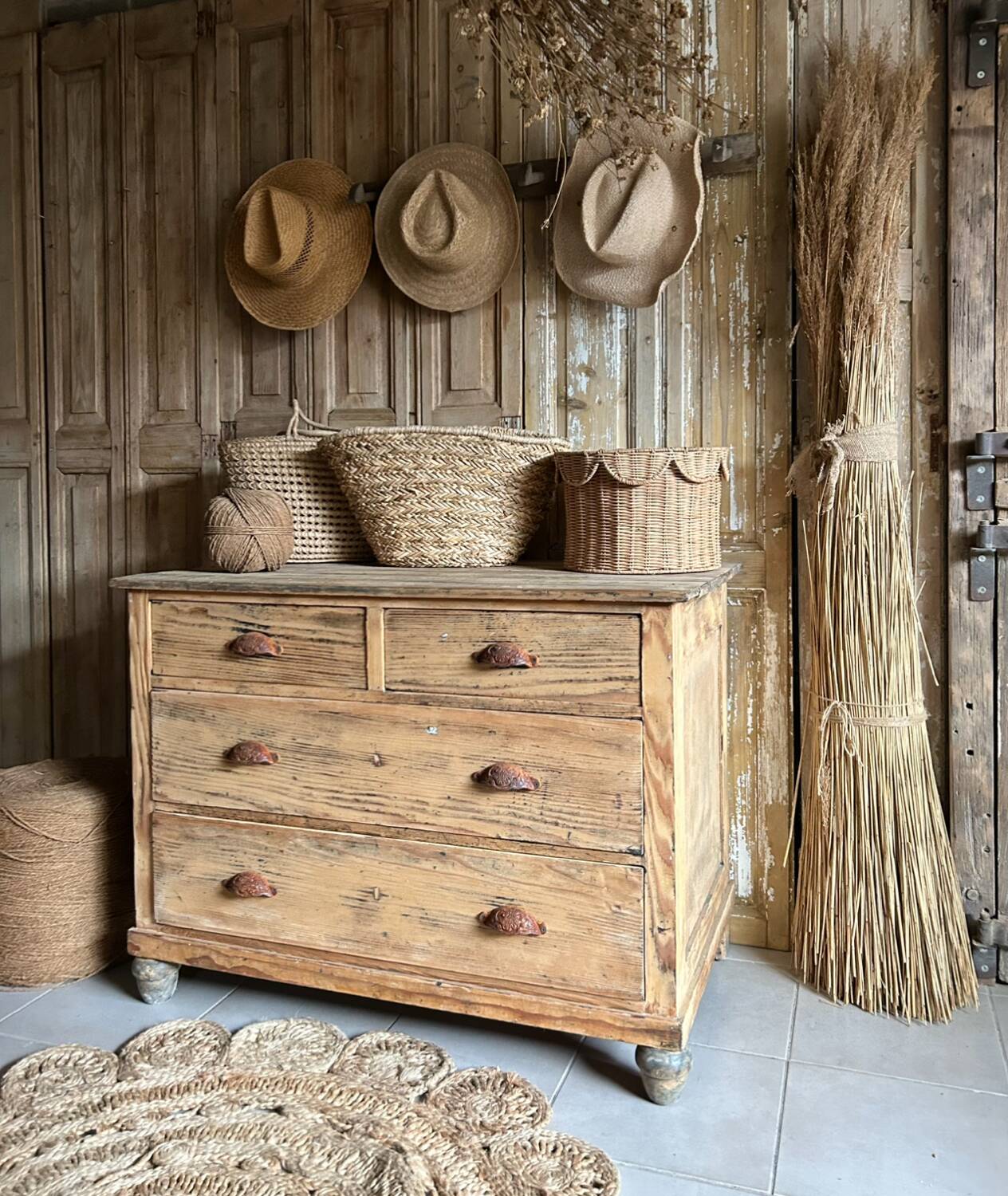 Chest of drawers, shell handle.