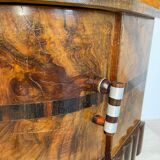 Table de chevet unique en noyer de style Art déco italien, années 1930.
