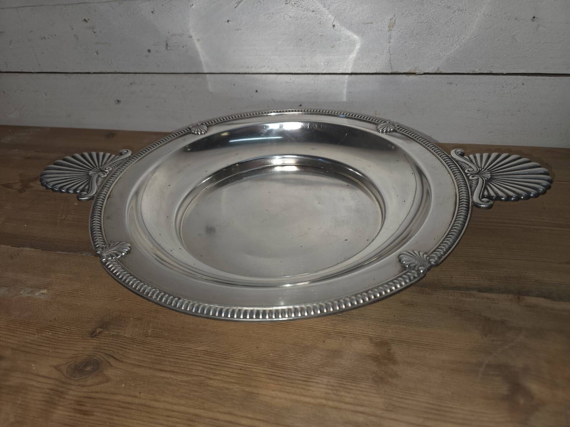 Silver-plated tray with shells