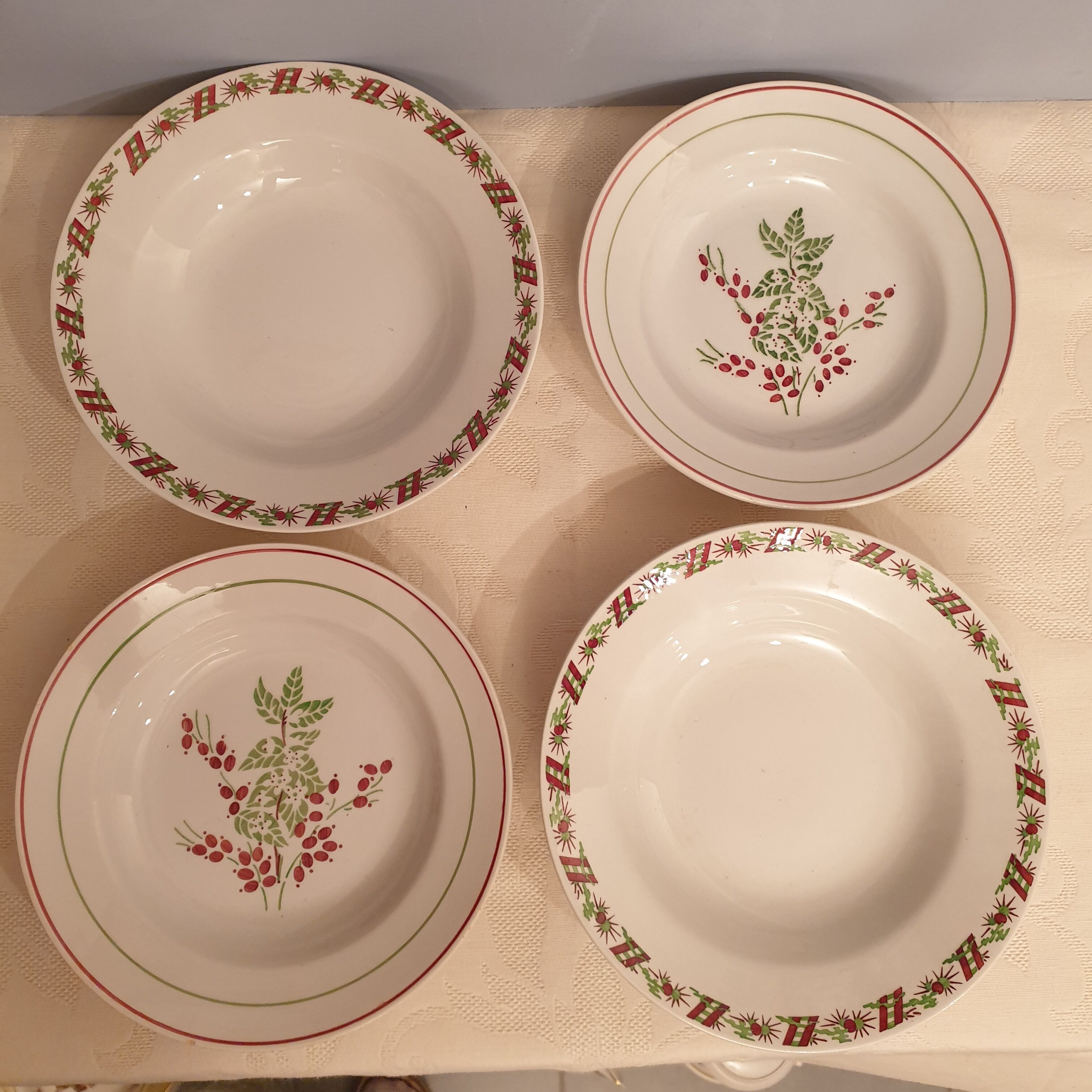 Assorted 4 plates in red and green tones