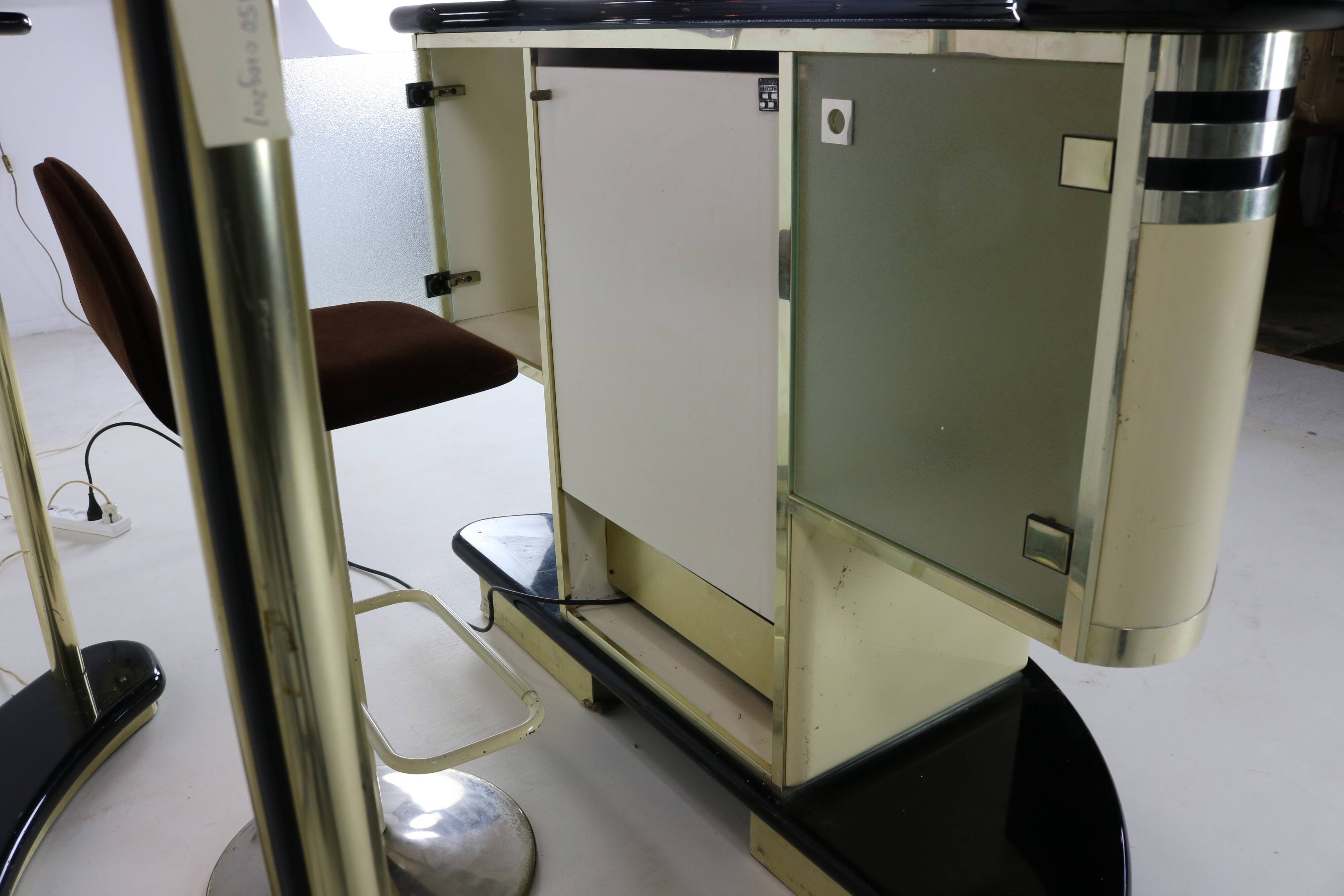 Seventies design dry bar by Harvey Guzzini for Stilglass Donati