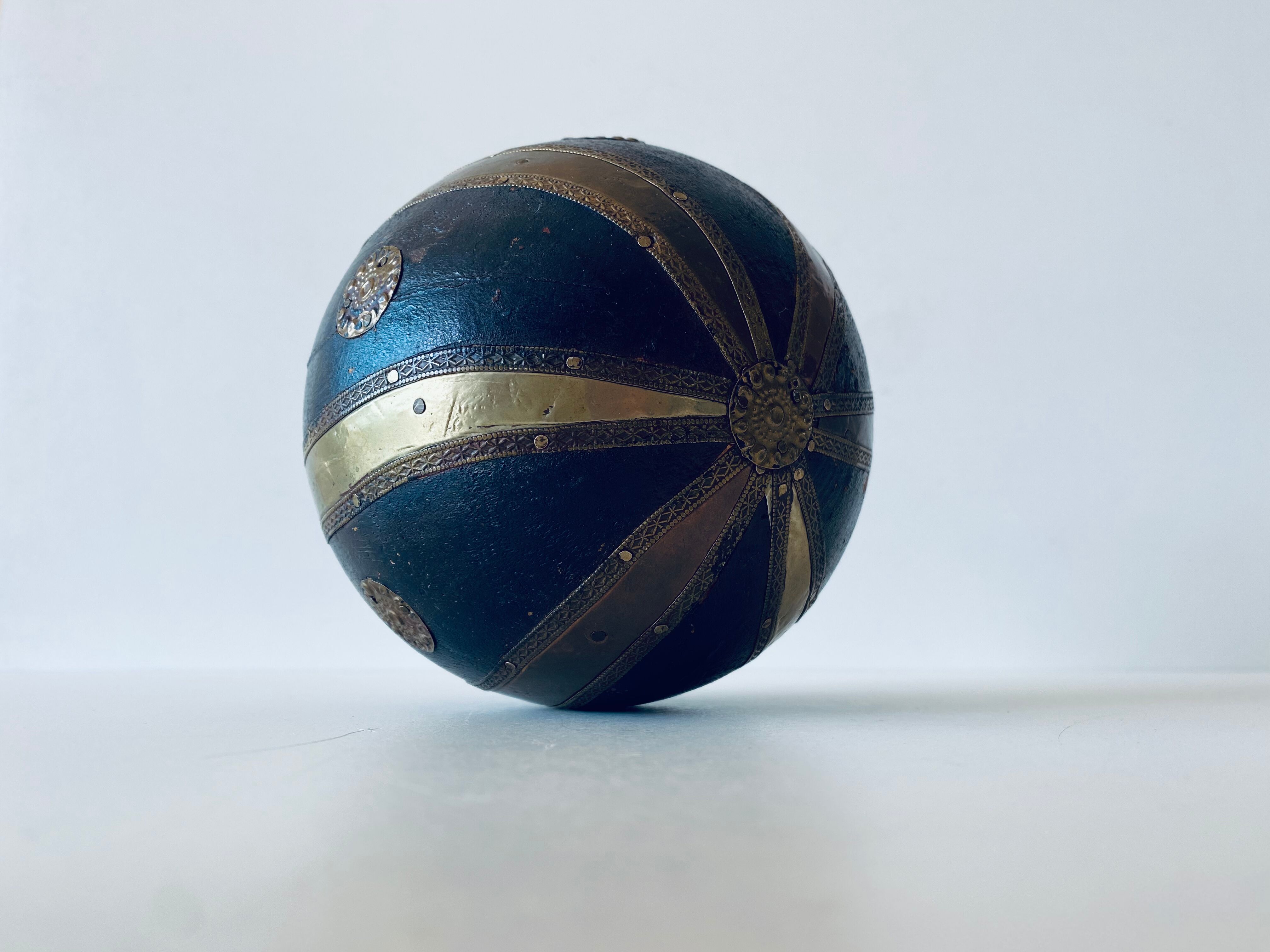 Decorative ball in wood and laion
