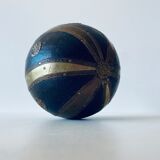 Decorative ball in wood and laion