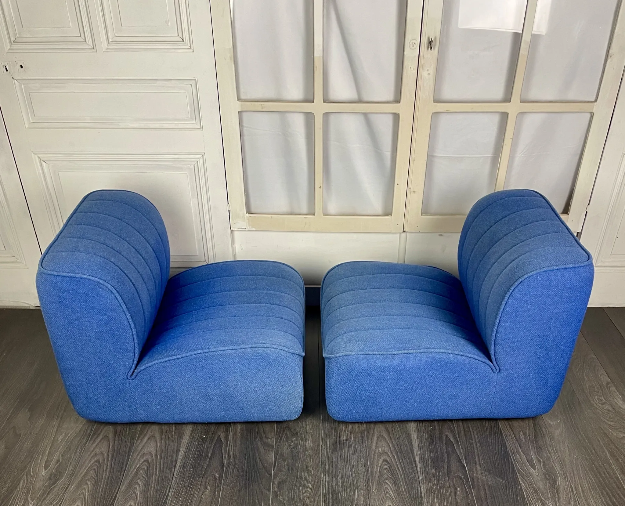 Paire de chauffeuses en drap de laine bleu