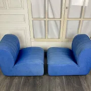 Paire de chauffeuses en drap de laine bleu