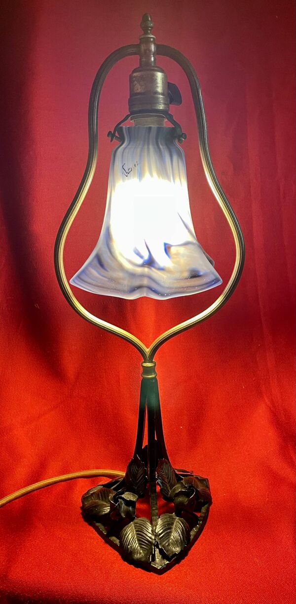 Lampe Art Déco, en fer forgé et laiton, Abat-jour ''Vianne'', année 1930