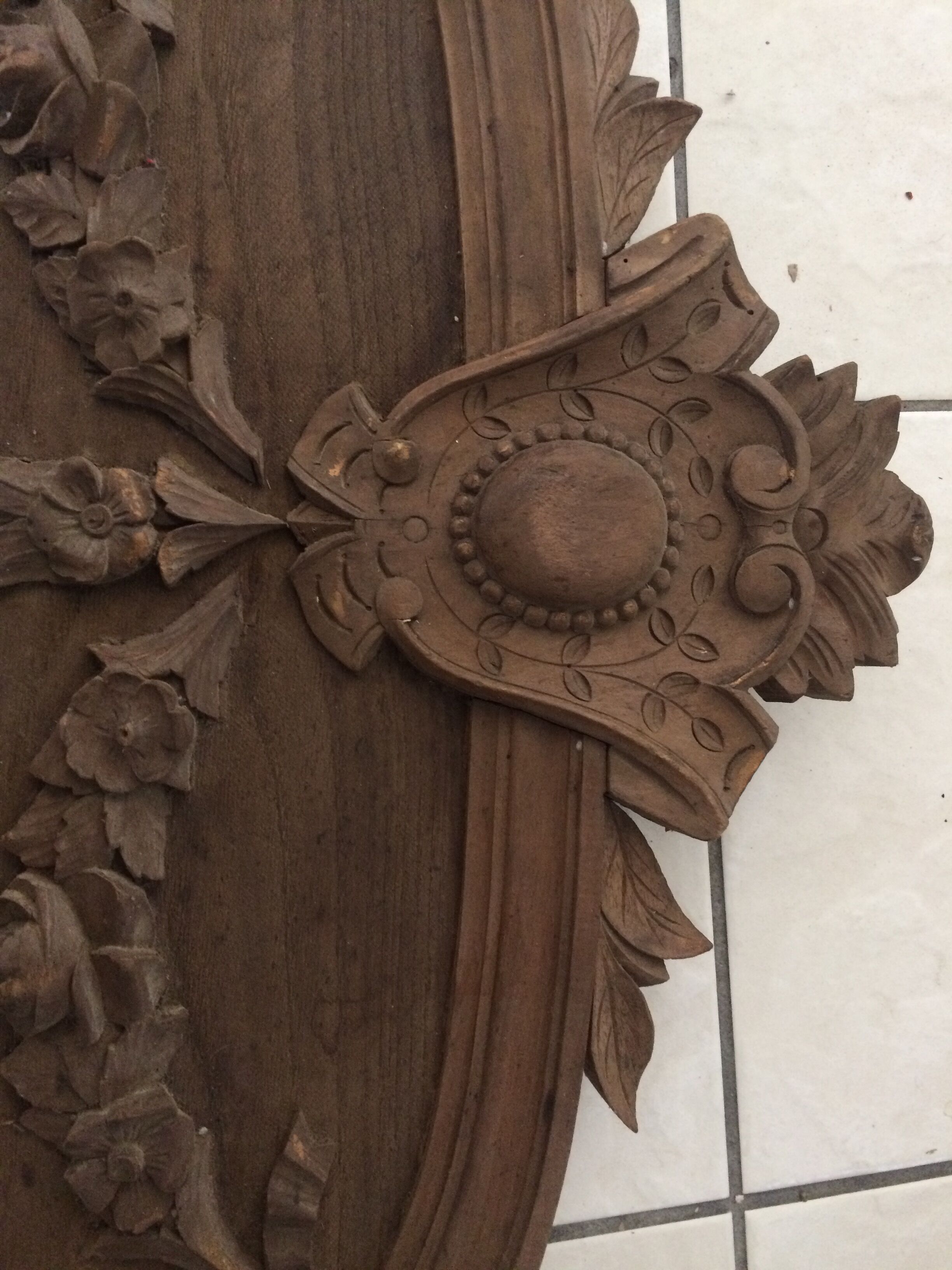 Fronton en bois naturel du début XXe s.Belles scultures