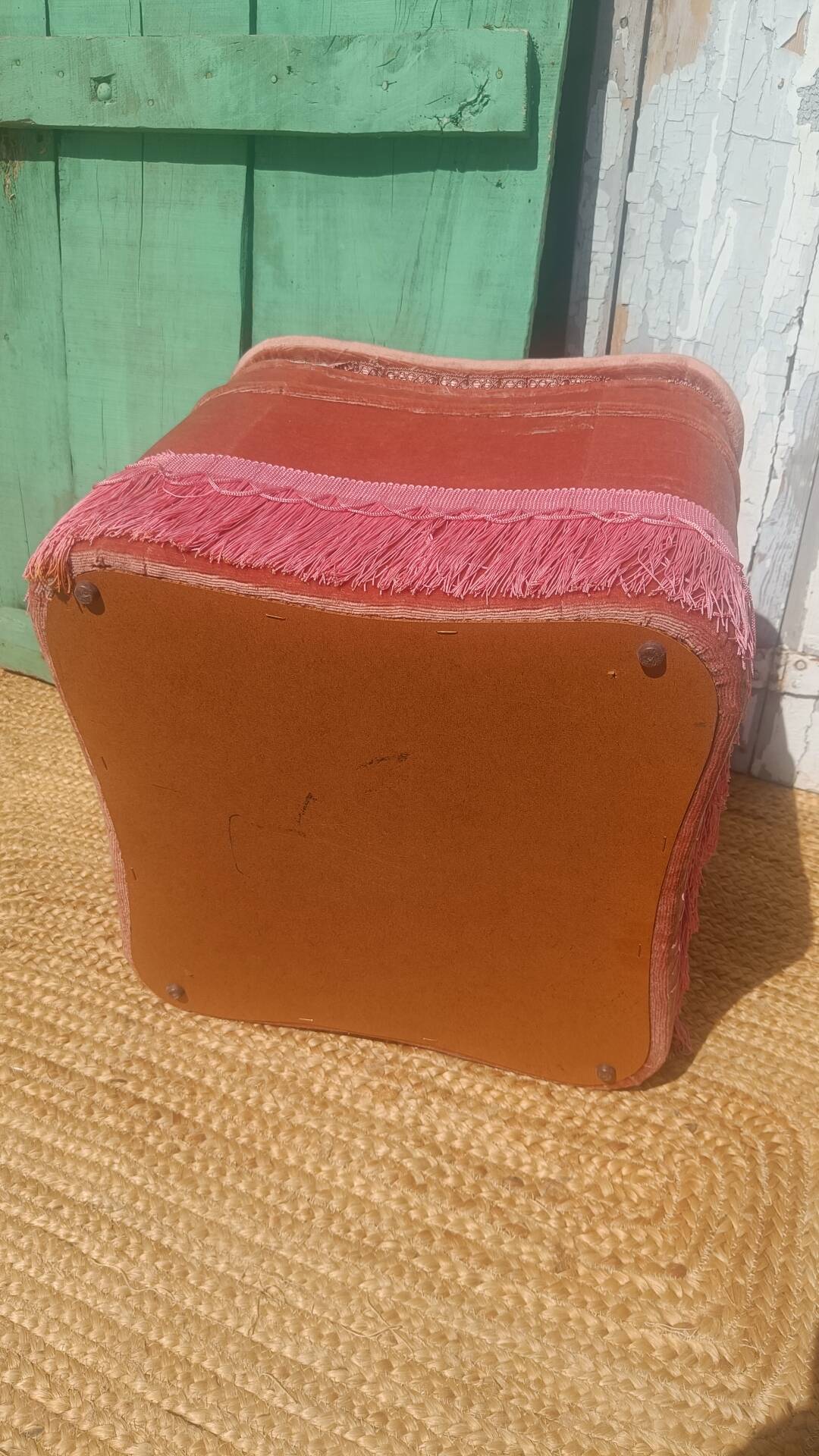 Pouf coffre en velours rose à franges, vers 1950-1960