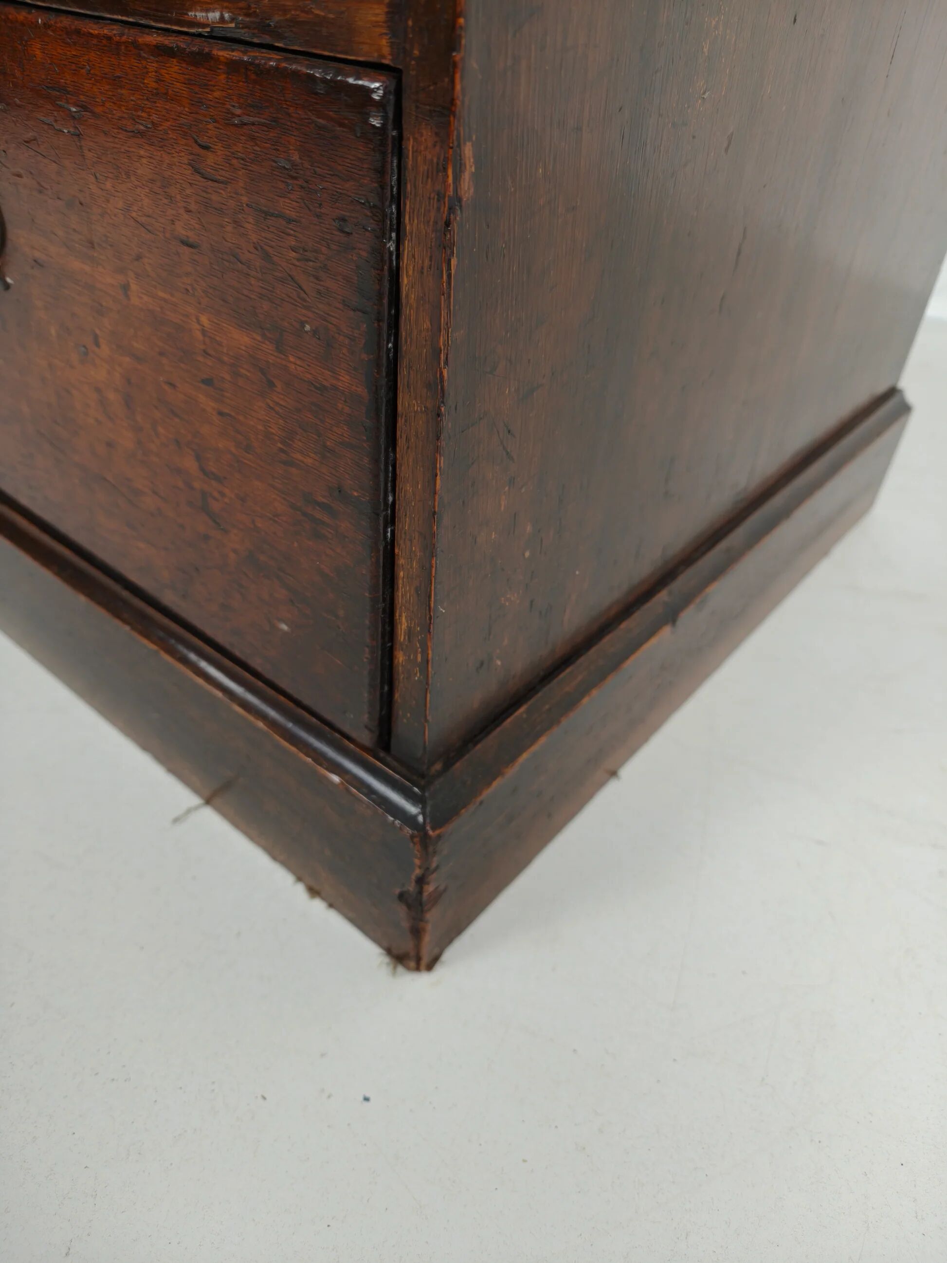 Commode haute de campagne George III / coffre sur coffre