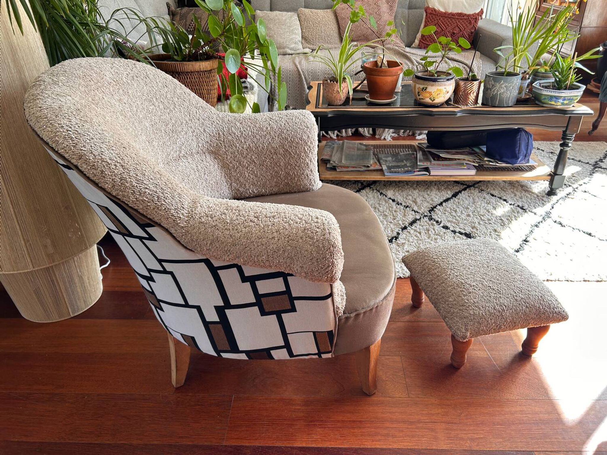 Paire fauteuils crapauds beige tissu bouclette et son repose pieds