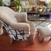 Paire fauteuils crapauds beige tissu bouclette et son repose pieds