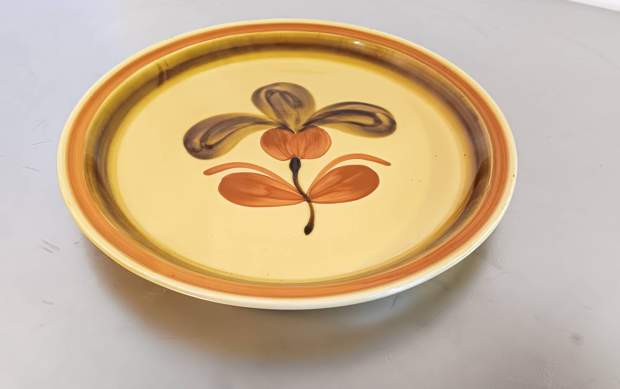 Gien round dish, Fuego model, vintage 1970s - Yellow, ochre, brown color.