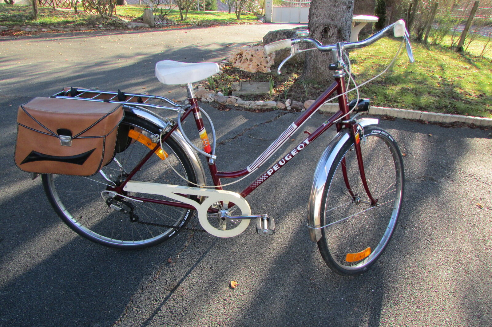 Vintage ladies Peugeot bike, city bicycle, 3 speeds