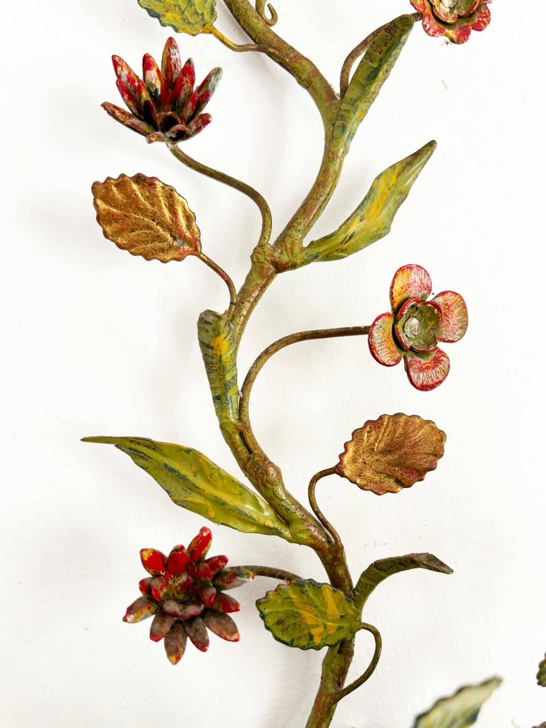 Antique Florentine wall light in painted wrought iron – Floral decoration – 20th century