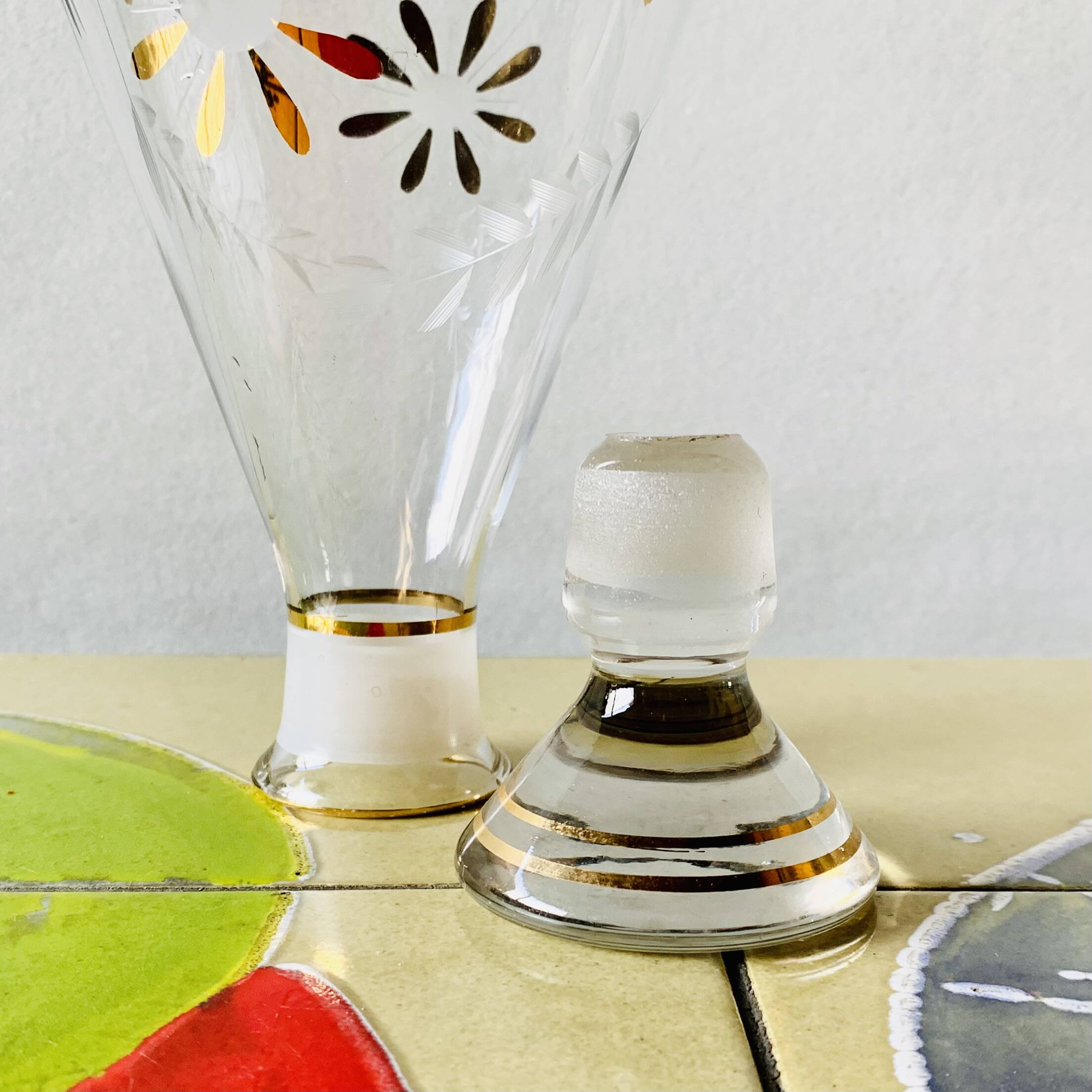 Ancienne carafe à liqueur en verre avec fleurs incrustées et dorures