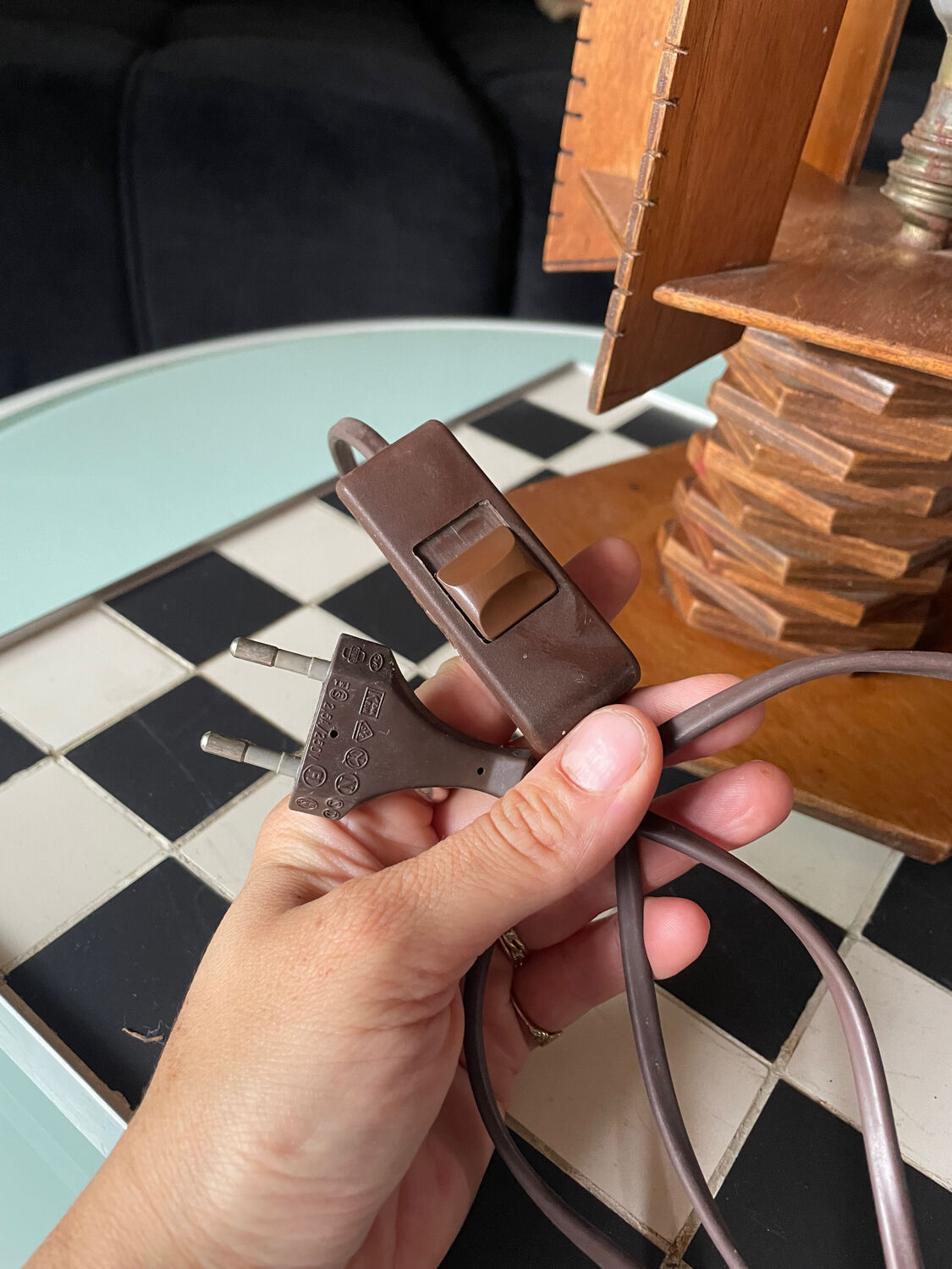 Lampe moderniste en bois - création d’ébénisterie artisanale 70’s