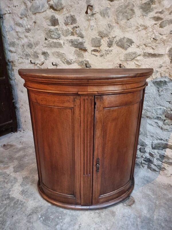 Cabinet demi-lune ancien en noyer, fin XVIIIe siècle, château français