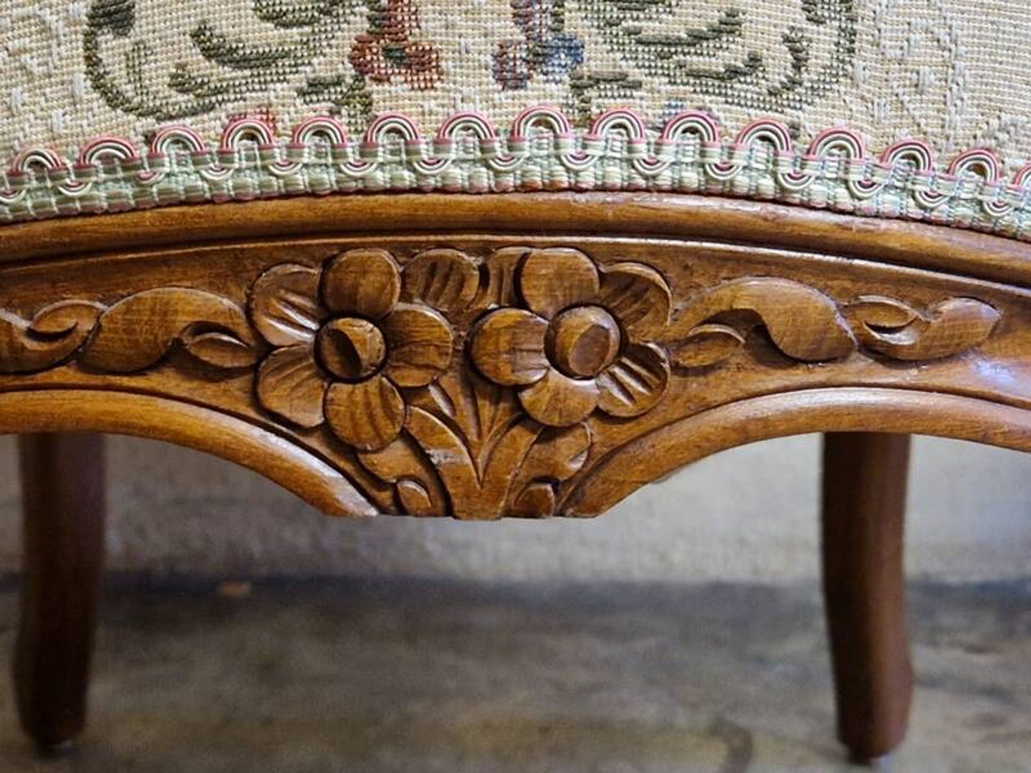 Pair of Louis XV style armchairs - In carved and moulded wood with flowers