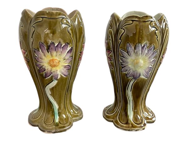 Vases en barbotine, paire, Art Nouveau, faïencerie DE BRUYN, signés, numéro
