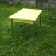 Table formica jaune