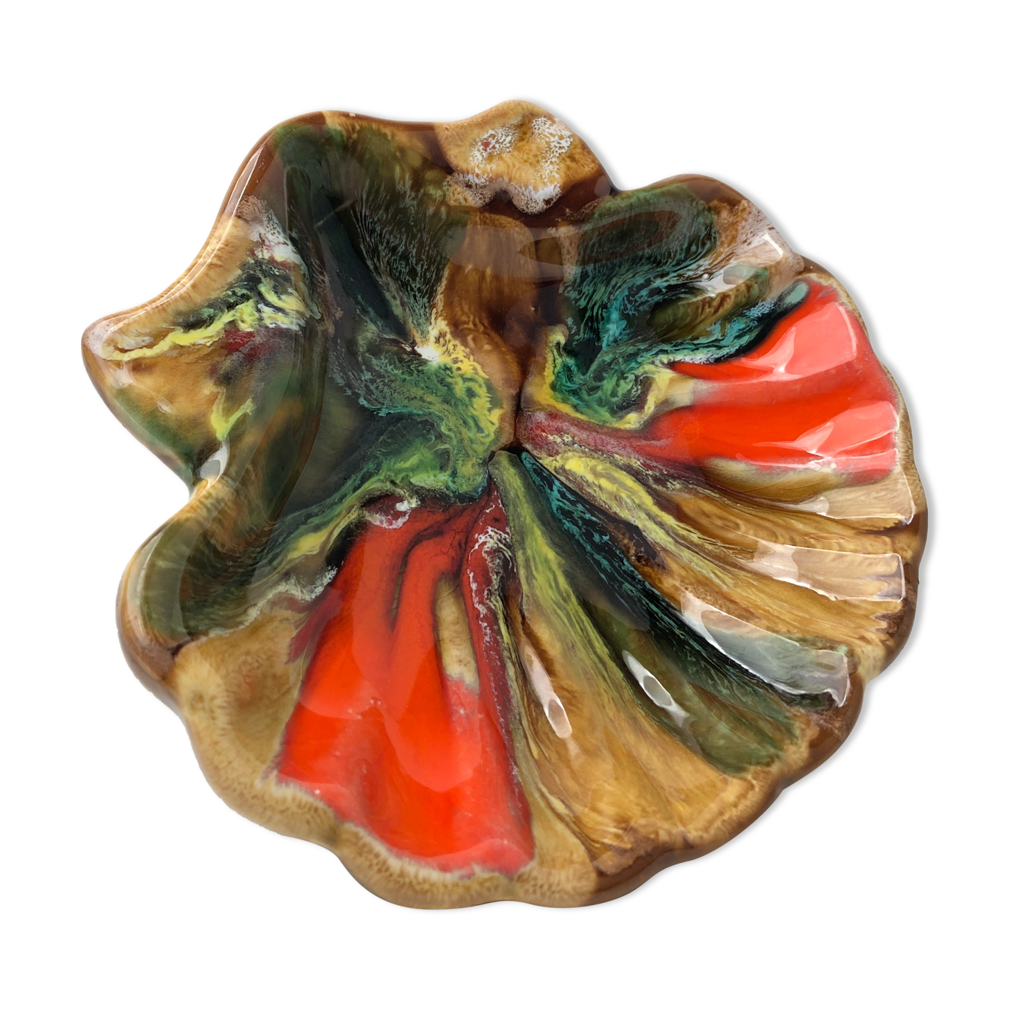 Empty old vintage pocket in the shape of a shell 🐚