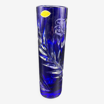 Vase soliflore, tubulaire, cristal bleu, décor feuillagé, chiffré, étiquette, taillé main, fleurs
