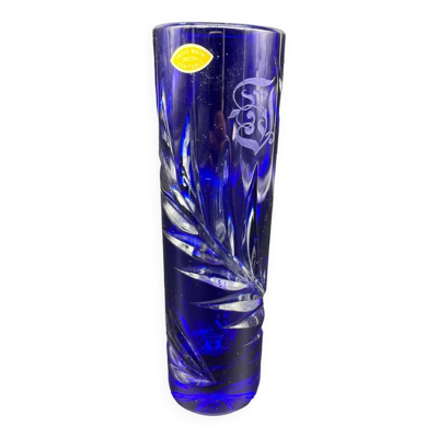 Vase soliflore, tubulaire, cristal bleu, décor feuillagé, chiffré, étiquette, taillé main, fleurs