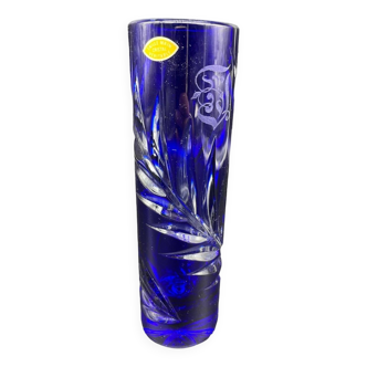 Vase soliflore, tubulaire, cristal bleu, décor feuillagé, chiffré, étiquette, taillé main, fleurs