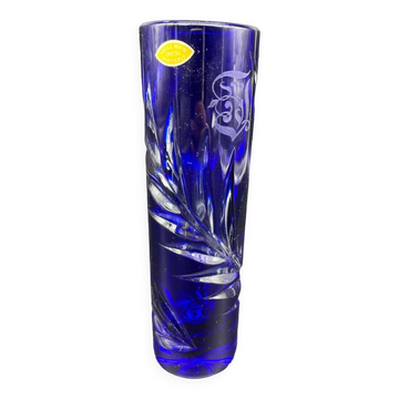 Vase soliflore, tubulaire, cristal bleu, décor feuillagé, chiffré, étiquette, taillé main, fleurs