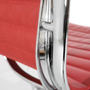 Fauteuil " EA 108 " en cuir rouge, conçu par Charles Ray Eames pour Vitra,