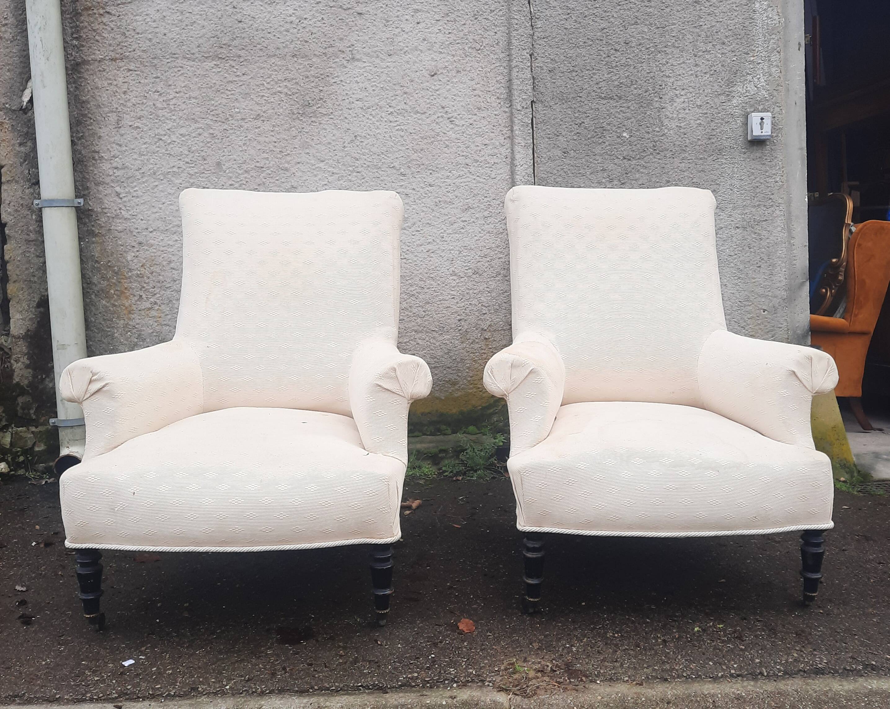 Paire de fauteuils en tissu écru et bois