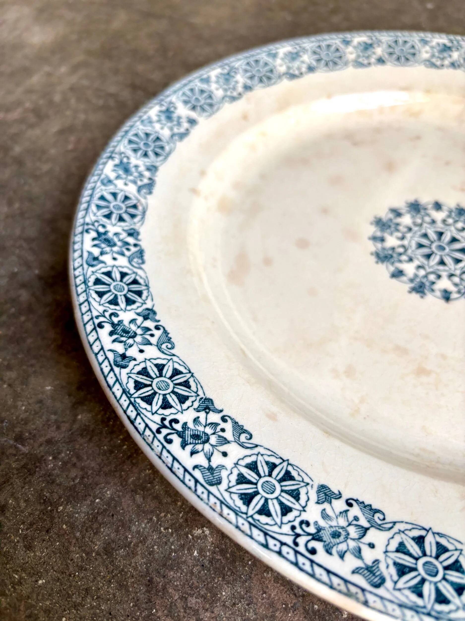 Plat rond Gien en terre de fer, service "Arabesques"