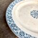 Plat rond Gien en terre de fer, service "Arabesques"