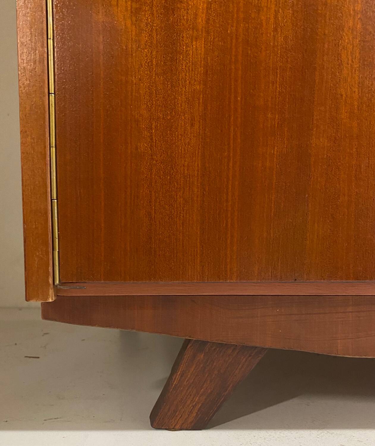 Armoire vintage pieds compas