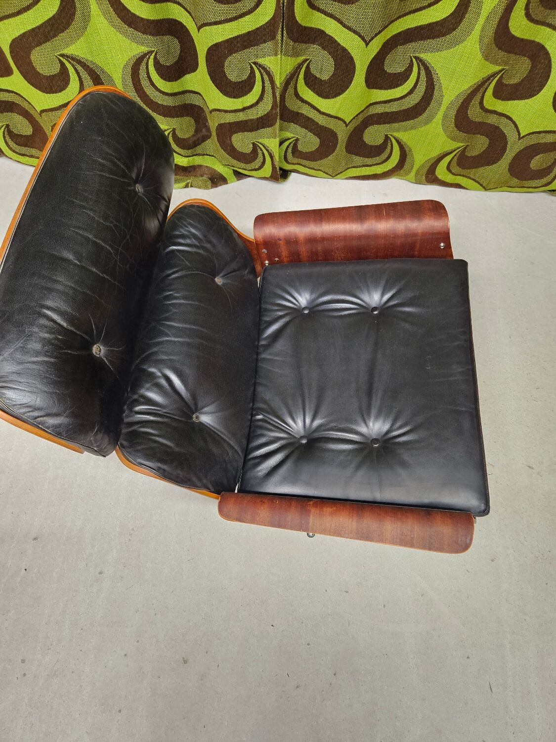 Fauteuil lounge cuir noir 1970 vintage