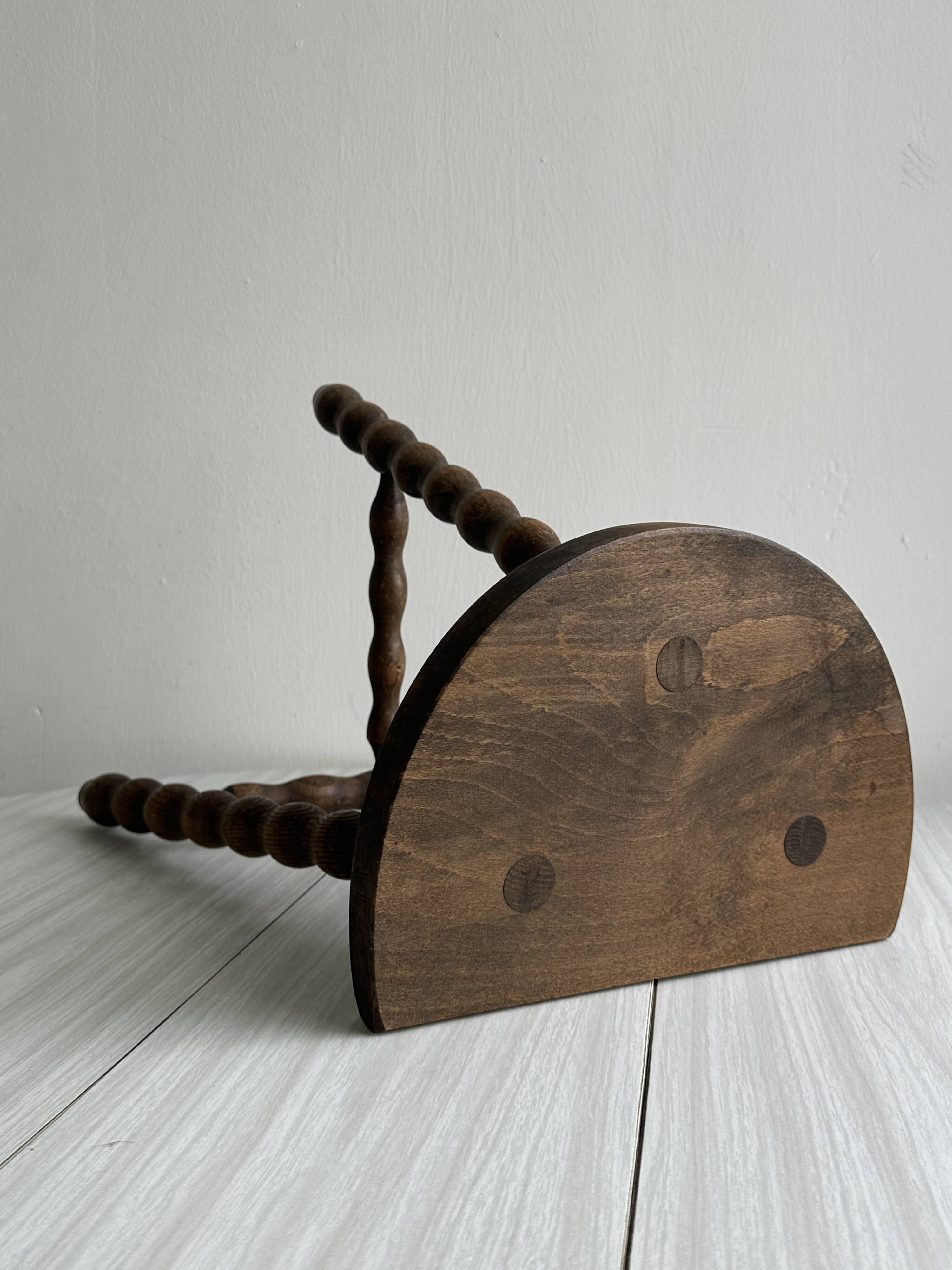 Tabouret ancien tripode en bois sculpté torsadé