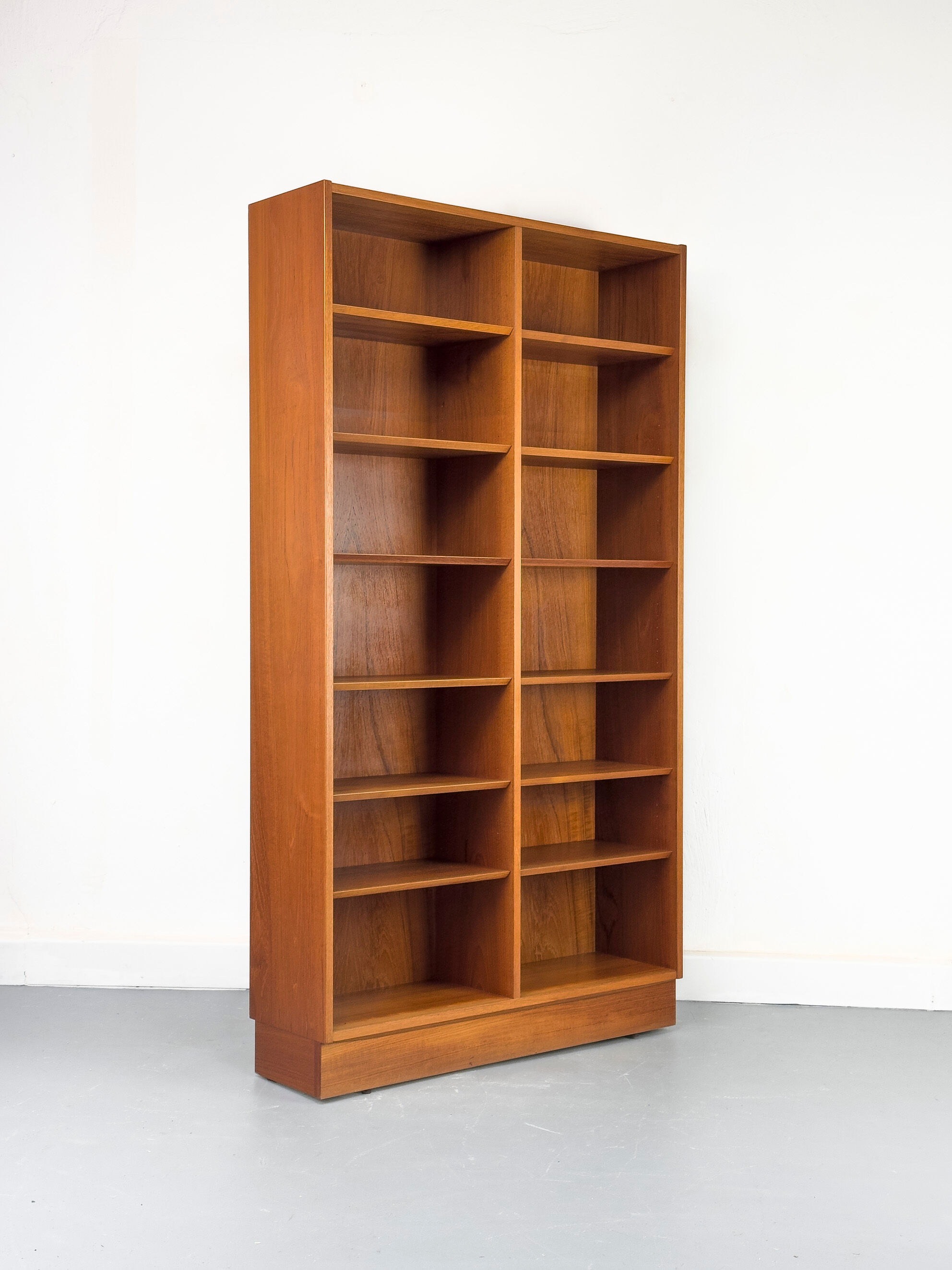 Bibliothèque en teck par Carlo Jensen pour Hundevad & Co., 1960