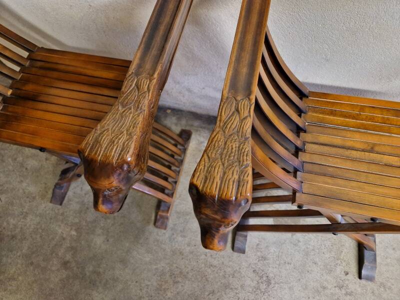Pair of curule chairs known as Savonarole chairs - In carved wood