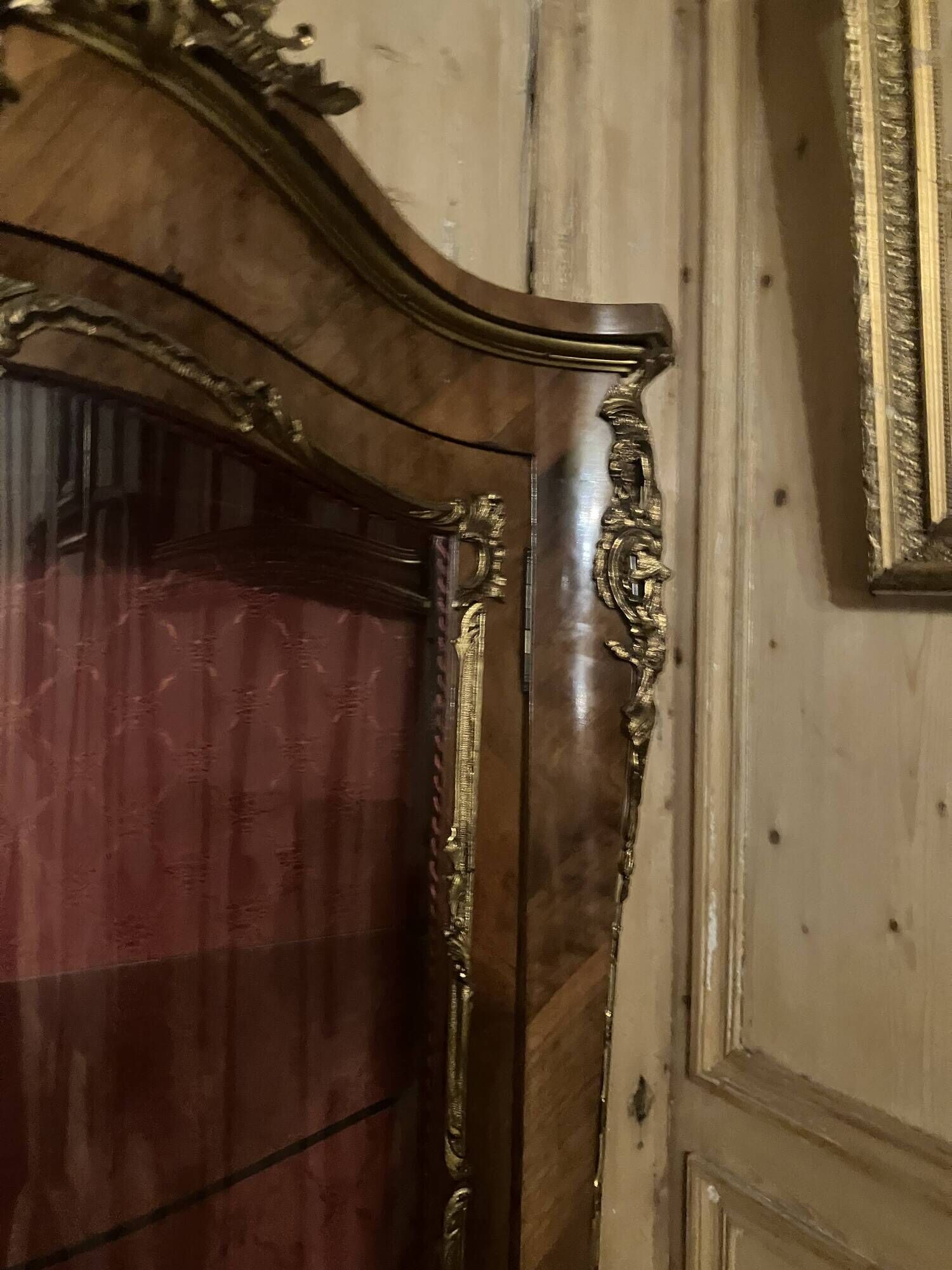Display cabinet in Louis XV style from the late 19th century in painted wood.