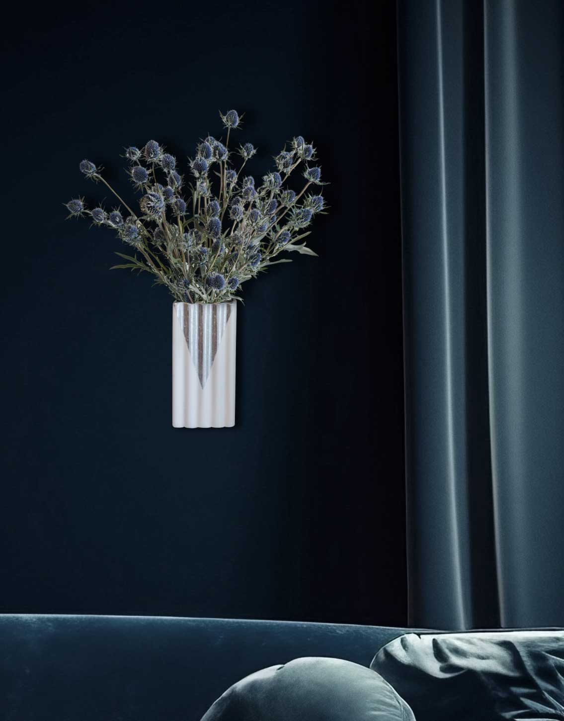 "V" - Wall vase