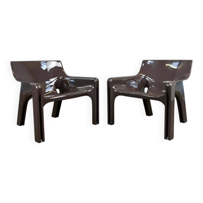 2 fauteuils Vicario par Vico Magistretti pour Artemide, en plastique, années 1970.