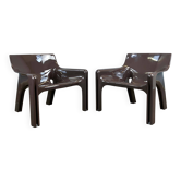 2 fauteuils Vicario par Vico Magistretti pour Artemide, en plastique, années 1970.