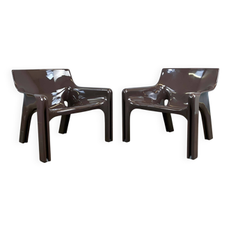 2 fauteuils Vicario par Vico Magistretti pour Artemide, en plastique, années 1970.