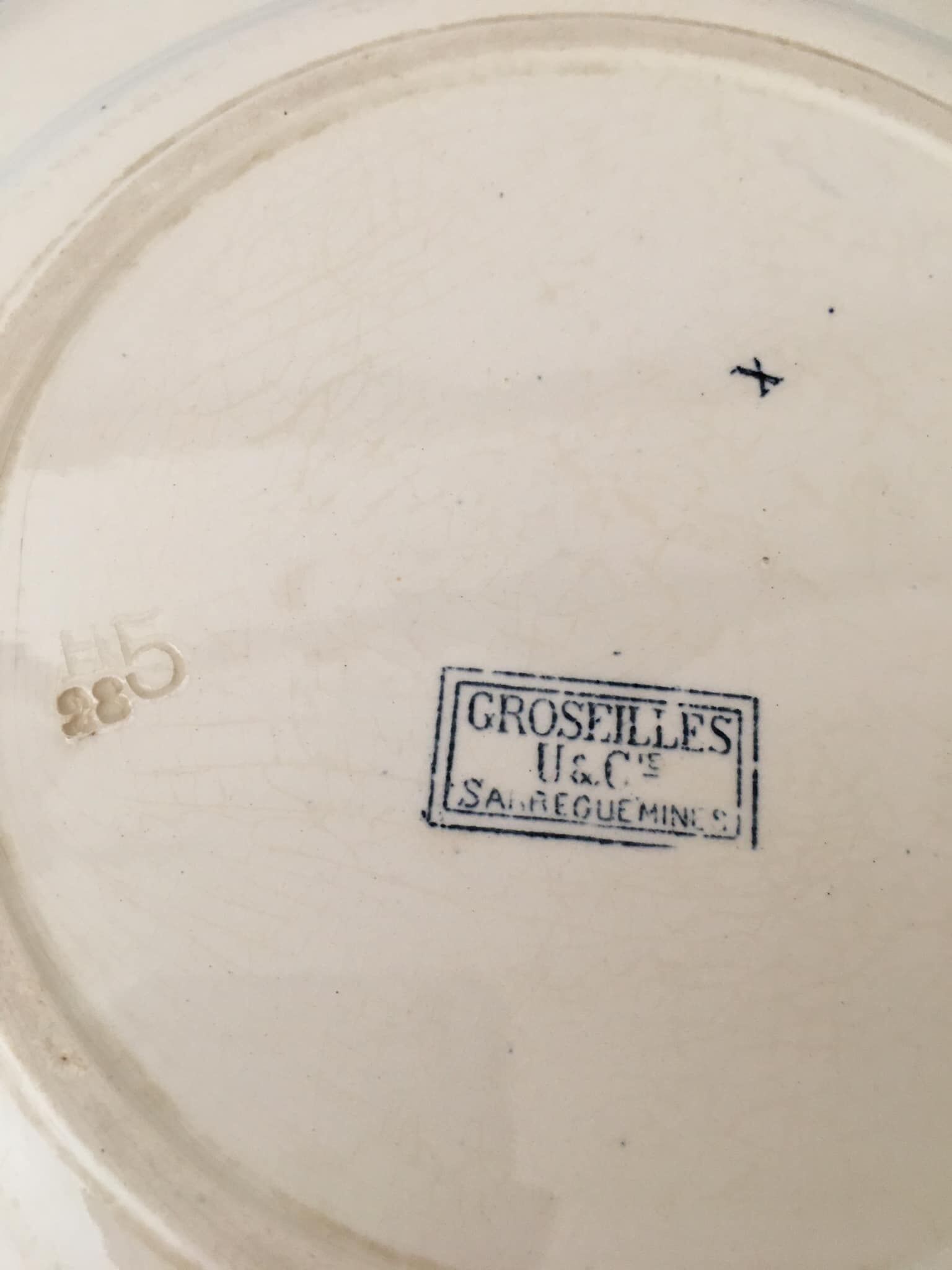 Faience serving dish stamped U & CIE - Sarreguemines, Gooseberry model