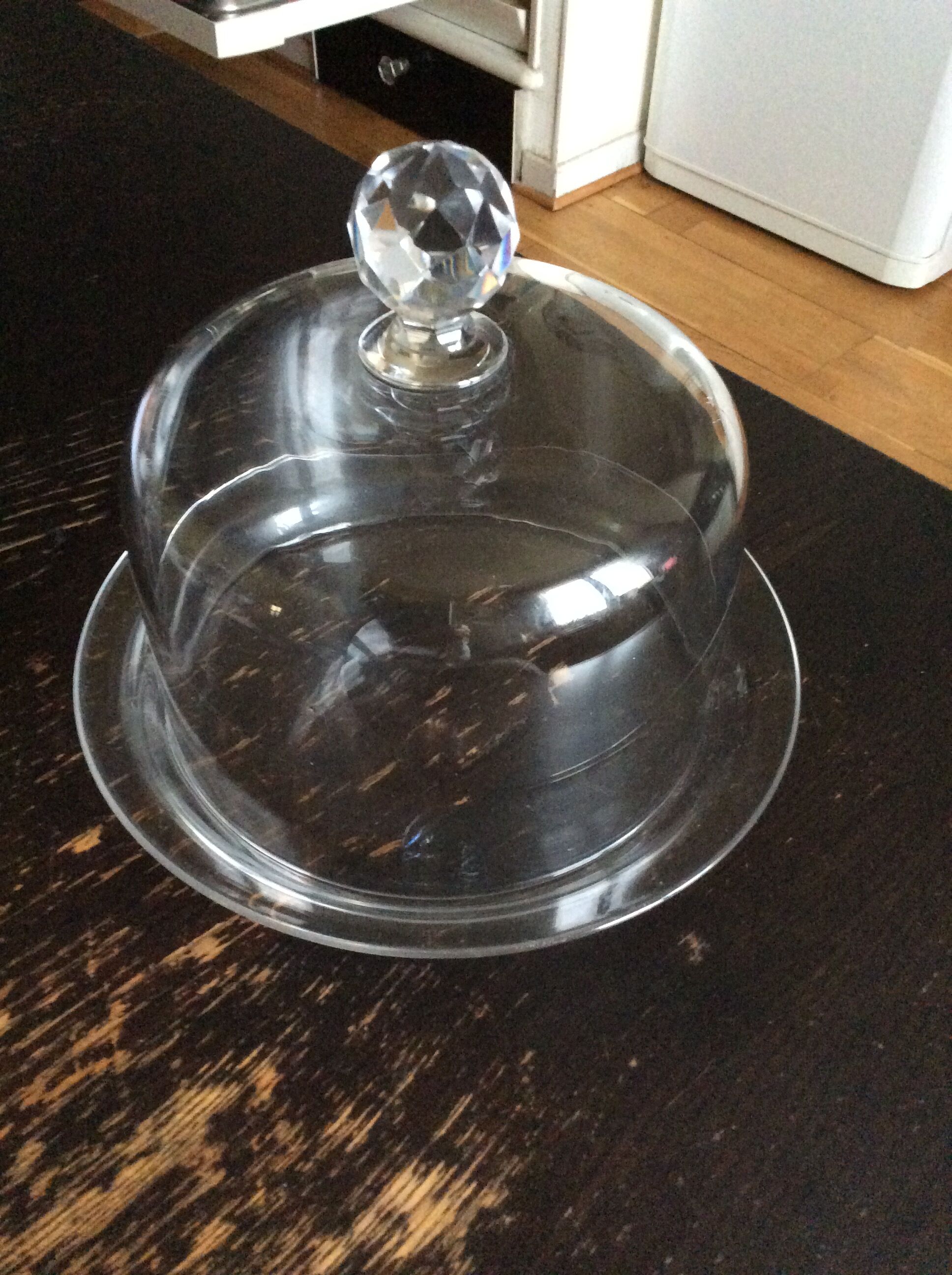 Cloche en cristal avec son assiette