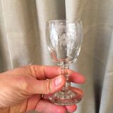 Suite de 5 verres a pied pour digestif en verre