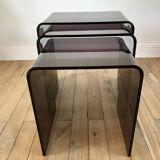 Ensemble de 3 tables basses gigognes en plexi fumé / violet années 70