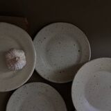 Assiette en grès pyrité artisanale
